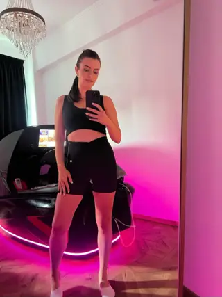 Clientă fotografiată după o ședință InfraSlimX la studio