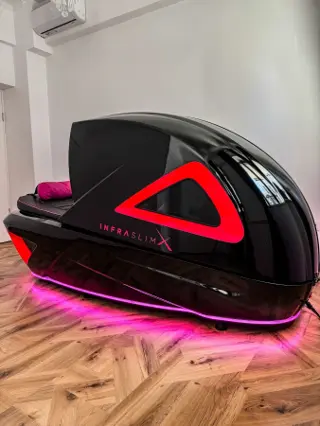 Capsula neagră InfraSlimX iluminată în studioul din București